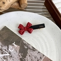 Detailansicht einer roten Schleifen-Haarspange mit goldener France Handmade Aufschrift - Rote Schleife