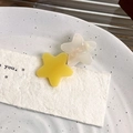 Detalle macro de las pinzas de pelo estrella en acetato francés en amarillo y crema - Amarillo/Blanco