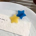 Primer plano de pinzas para el cabello con forma de estrella en acetato amarillo y azul - Azul y Amarillo