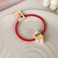 Dettaglio dell'elastico per capelli rosso con ciondolo a ghiacciolo e etichetta floreale - Stile Ghiacciolo