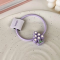 Dettaglio dell'elastico per capelli viola con ciondolo a uva in resina ed etichetta - Stile Uva