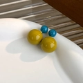 Detailansicht der senfgelben und pfauenblauen Glanzperlen-Ohrringe auf weißem Keramiktablett - Gelb