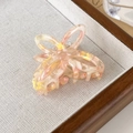 Dettaglio del fermaglio a farfalla traforato realizzato in resina acetata rosa e gialla - Rosa e Giallo Colorato