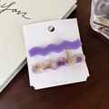 Détail de barrettes à cheveux ondulées en acétate lavande et marbré violet avec base en métal - Ensemble Violet (D)