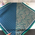 Detailweergave van paisley- en polkadotpatroon op de marineblauwe zijden sjaal - Marineblauw