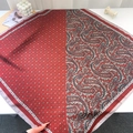 Gedetailleerde weergave van retro paisley-patroon op de marineblauwe zijden sjaal - Rood