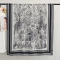 Écharpe classique à motif forêt toile de jouy drapée sur un cintre en bois pour femme - Noir