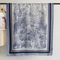 Écharpe à imprimé paysage bleu et blanc style Toile de Jouy avec bordures à rayures - Bleu
