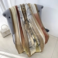 Foulard en soie aux motifs de chevaux drapé sur une chaise pour un style élégant - 180cmx85cm / Marron