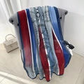 Écharpe élégante en coton et lin avec motifs chaînes vintage sur une chaise en velours - 180cmx85cm / Bleu