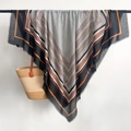 Detail mit geometrischem Kettenmuster und Fransen an schwarz-weiß-orangefarbenem Schal - Schwarz