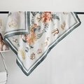 Detail van crèmekleurige zijden sjaal met vintage bloemenprint en groene rand - Blauw / 90*90cm