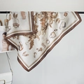 Detail van een zijdezachte sjaal met elegante bloemenpatronen en modieuze accessoires - Bruin / 90*90cm