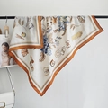 Detail van een crèmekleurige zijden sjaal met oranje rand en florale modeprinten - Oranje / 90*90cm