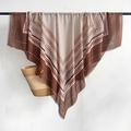 Braunes geometrisches Leinen-Fransentuch mit Vintage-Steigbügelmuster-Print - Braun