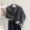 Élégante écharpe châle à imprimé géométrique noir et gris suspendue sur un cintre - Style à Bordure Grise (LM416) / Noir/Gris
