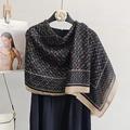 Élégante écharpe en soie bleu marine avec motif U orange et bordure rayée beige - Style à Bordure Khaki (LM416) / Bleu foncé