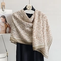 Écharpe élégante en coton beige avec imprimé monogramme brun-rouge et bords rayés - Style de Monogramme de Lettres (LM416) / Beige