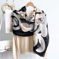 Elegante sjaal met camelia- en geometrische print gedrapeerd over een mooie trui - 180x85cm / Zwart