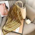 Foulard en soie vert olive à fleurs attaché avec élégance à un sac à main beige - 65*65 / Vert