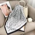 Foulard vintage en soie à motif paisley noir et blanc noué élégamment à un sac à main - 65cmx65cm / Blanc