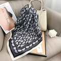 Carré de soie classique à motif Paisley noir et blanc drapé sur un sac à main chic - 65cmx65cm / Noir