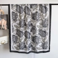 Schal aus Baumwolle und Leinen mit schwarz-weißem Tuscheblumenmuster auf weißem Hintergrund - 180x85cm / Schwarz