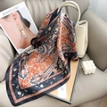 Detalle del pañuelo de seda con estampado paisley anudado a un bolso beige fino - 70cm*70cm / Negro