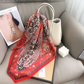 Detalle de un pañuelo de seda roja con estampado paisley sobre un bolso beige - 70cm*70cm / Rojo