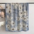 Lichtblauwe linnen sjaal met witte bloemenprint voor dames elegante herfst omslagdoek - Blauw