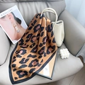Elegante zijden sjaal met luipaardprint op een grijze leren bank met accessoires - Bruin / 65cmx65cm