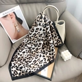 Foulard in seta vintage con stampa leopardata e bordo nero drappeggiato su borsa beige - Nero / 65*65