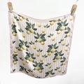 Dettaglio di un foulard in seta con stampa di limoni e strisce rosa e bianche - Rosa / 65*65