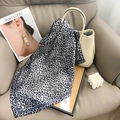 Sciarpa di seta leopardata con bordi blu scuro abbinata a una borsa in pelle beige - Stile Quadrato Grigio / Leopardo Grigio
