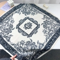 Carré de soie élégant à motif floral et logo vintage sur fond blanc épuré - 65x65cm / Bleu