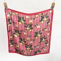Dettaglio di un foulard in seta in stile francese con stampa limone e bordo a righe rossi - Rosso / 65*65