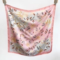 Vue détaillée d'un foulard carré en soie rose tendre aux motifs floraux et botaniques - 65*65 / Rose