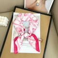 Seidiges weißes Halstuch mit rosa Seestern und Muscheldruck in Schleifenform - 65*65cm / Rosa
