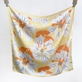 Detailaufnahme des leichten Blumenseidenschals mit gelber Basis und floralem Druck - 70*70 / Gelb