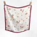 Vista dettagliata di un foulard in seta con rose, ciliegie e bordi rossi a contrasto - Bordo Rosso (70FJ501-Rosso)