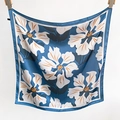 Detail eines dunkelblauen Seidenschals mit Hibiskusmuster und feiner Rollkante - 70*70 / Blau