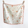 Vista dettagliata del foulard quadrato in seta con stampa vintage di rose e ciliegie - Bordo Rosa (70FJ501-Rosa)