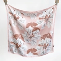 Detailansicht eines hellrosa Seidenschals mit großen weißen und braunen Blumendrucken - 70*70 / Rosa
