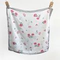 Dettaglio di un foulard di seta quadrato con rose rosse, ciliegie e stelle su bianco - Bordo Grigio (70FJ501-Grigio)