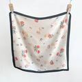 Dettaglio di un foulard in seta floreale con rose rosse e ciliegie su base crema - Bordo Nero (70FJ501-Nero)
