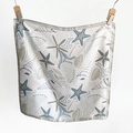 Detailansicht von Meeresmotiven wie Seesternen und Muscheln auf einem Seidentuch - 65*65 / Grau (70FJ507-Gray)