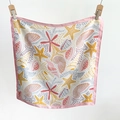 Detailansicht des Muschel- und Seesternmusters auf diesem eleganten Seidenquadrat - 65*65 / Rosa (70FJ507-Pink)