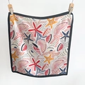 Detail eines Seiden-Halstuchs mit Muschel- und Seestern-Print und schwarzem Rand - 65*65 / Schwarz (70FJ507-Black)