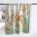 Eleganter Seidenschal mit orangefarbenem Magnolien-Print auf hellgrünem und beige Grund - 180*90CM / Grün