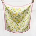 Détail du foulard en soie avec imprimé citron, feuilles vertes et bord rose - Rose